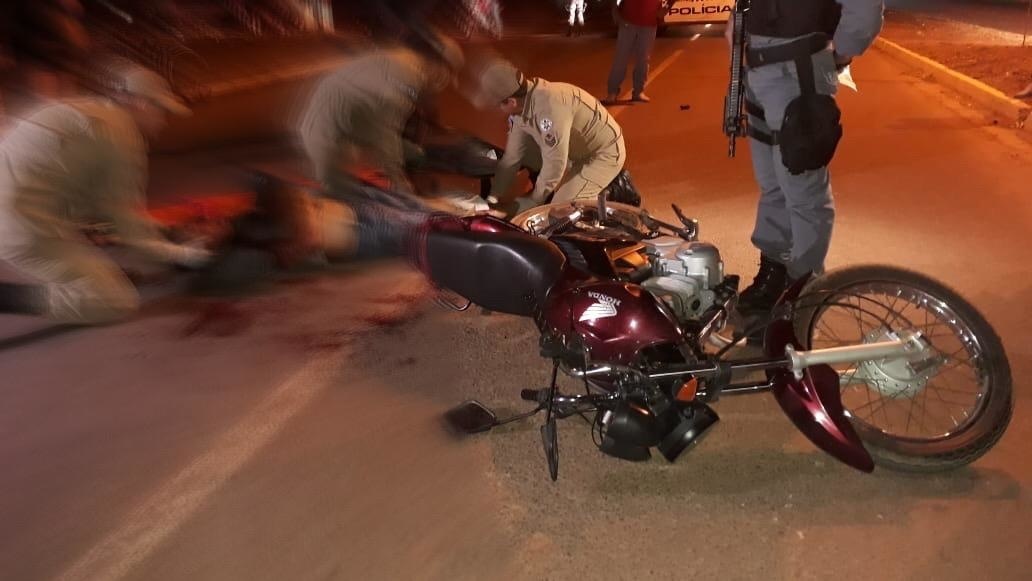 Motociclista sofre fraturas após carro entrar na contramão e causar colisão frontal