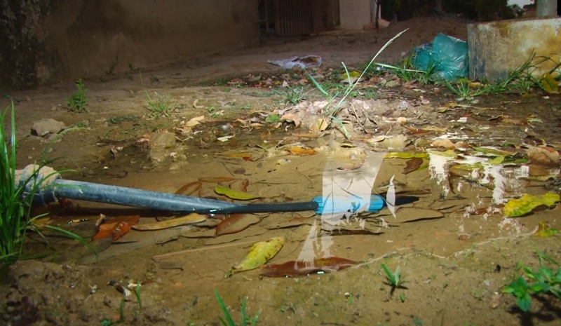Moradora reclama de vazamento de água potável em Sinop