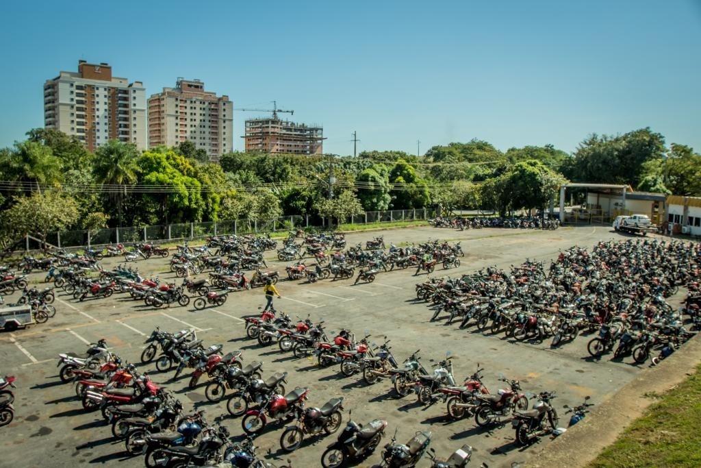 Detran leiloa 877 veículos em 10 municípios do interior