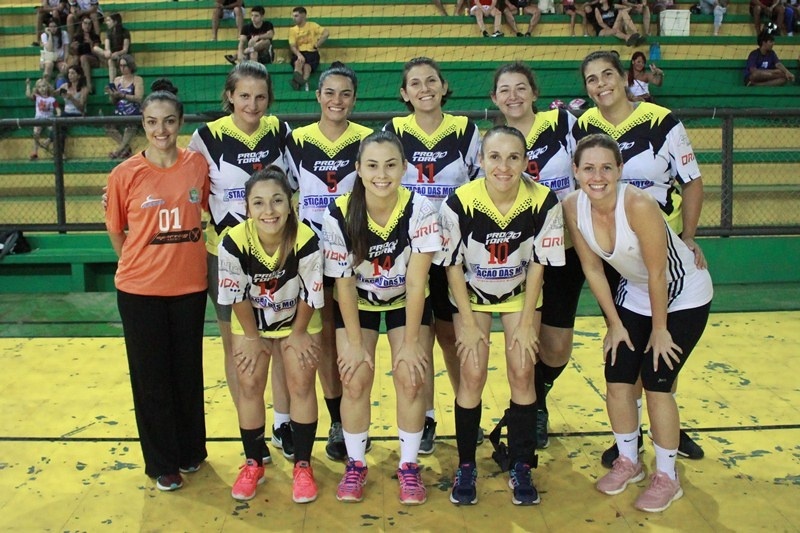 No duelo de gerações, Estação-Sporting vence e conquista municipal feminino de handebol