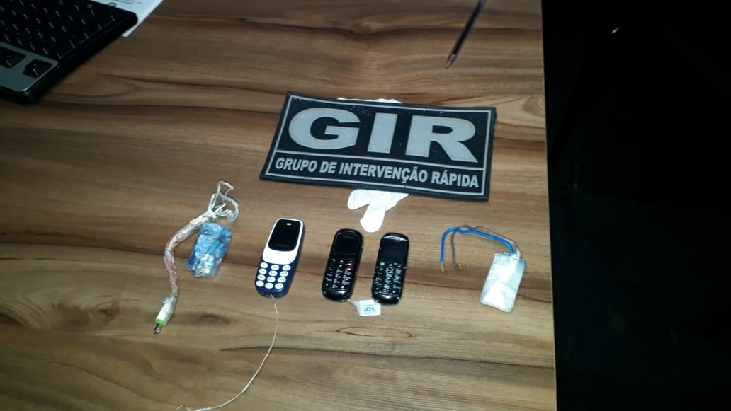 Três presos são flagrados por detector de metal e vomitam celulares e carregadores em Sinop