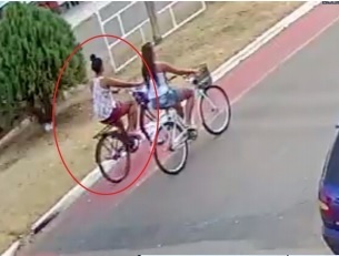 Em prisão domiciliar, mulher é flagrada passeando de bicicleta em frente ao MP