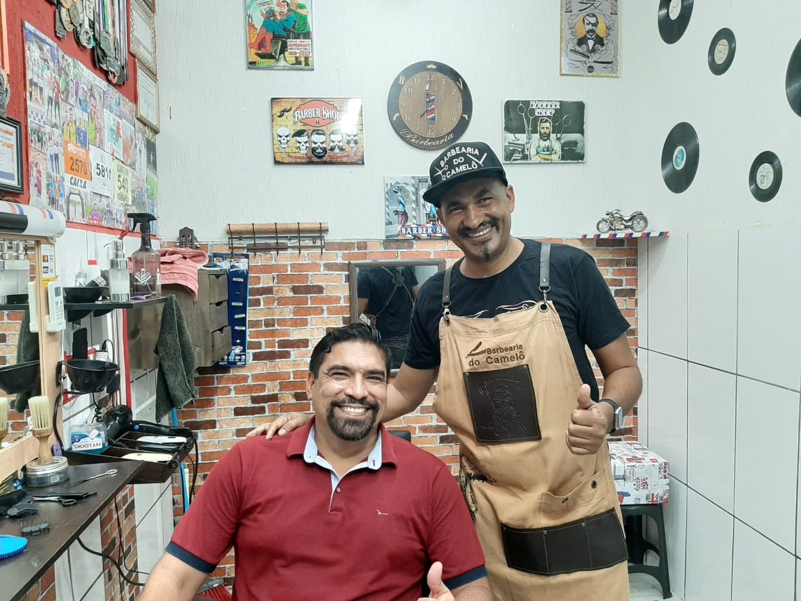 Há 5 anos, barbeiro faz cortes de graça para pais desempregados em Cuiabá