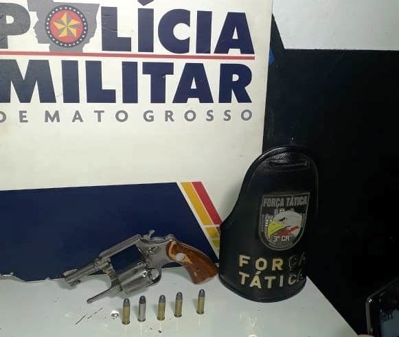 Homem embriagado com arma na cintura é preso pela polícia