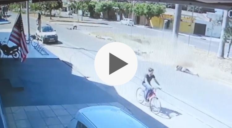Sinop: Ciclista atravessa frente de moto e provoca acidente; vejo o vídeo
