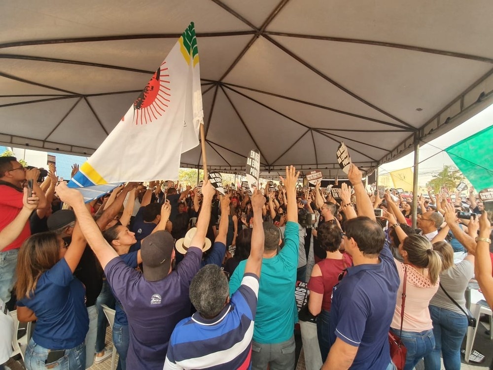 Profissionais da Educação decidem suspender greve, mas fazem exigência ao governo de MT