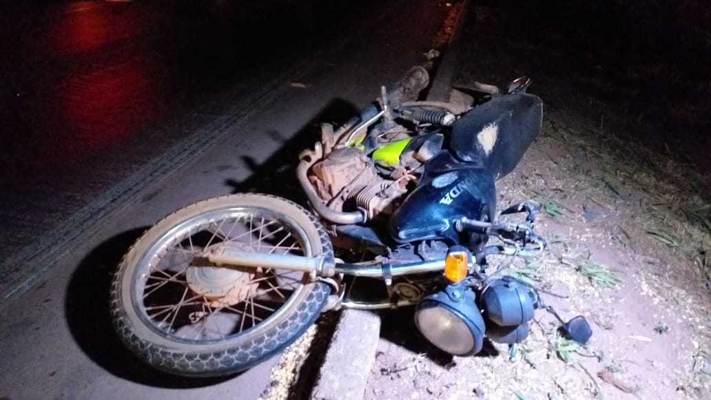 Motociclista fica ferido após bater em traseira de carro na BR-163