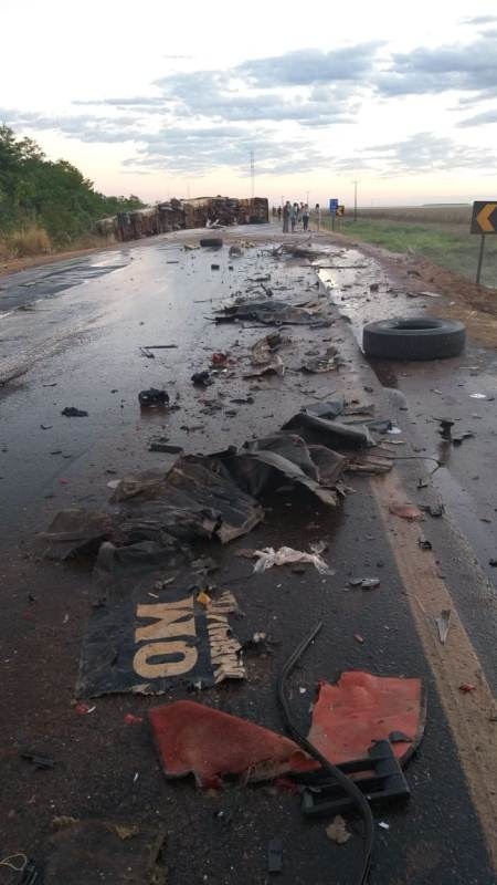 Dois veículos de carga e carro de passeio se chocam e deixam um morto na BR-163 em Sorriso