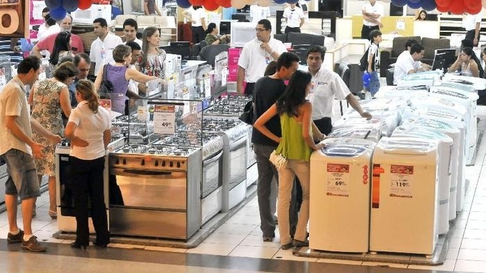 A cada 10 brasileiros no SPC, 4 devem até R$ 500