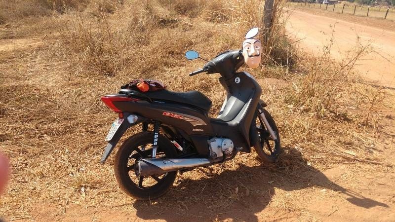 Polícia localiza moto furtada juntamente com máscara utilizada por bandidos
