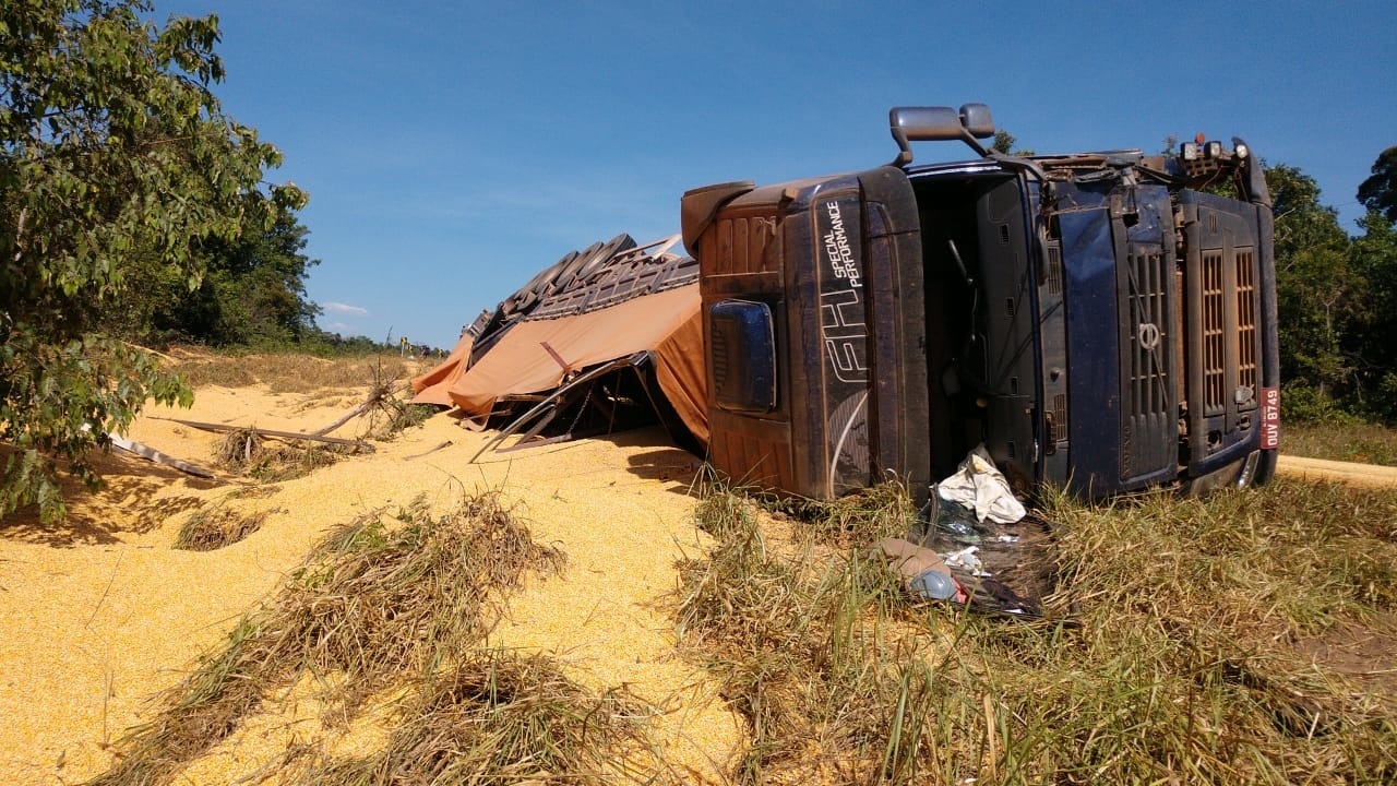 Mulher que dirigia carreta morre após veículo tombar em curva na MT-140