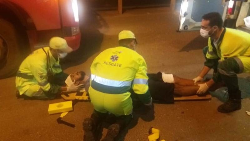 Motorista é socorrido pelos amigos após carreta tombar