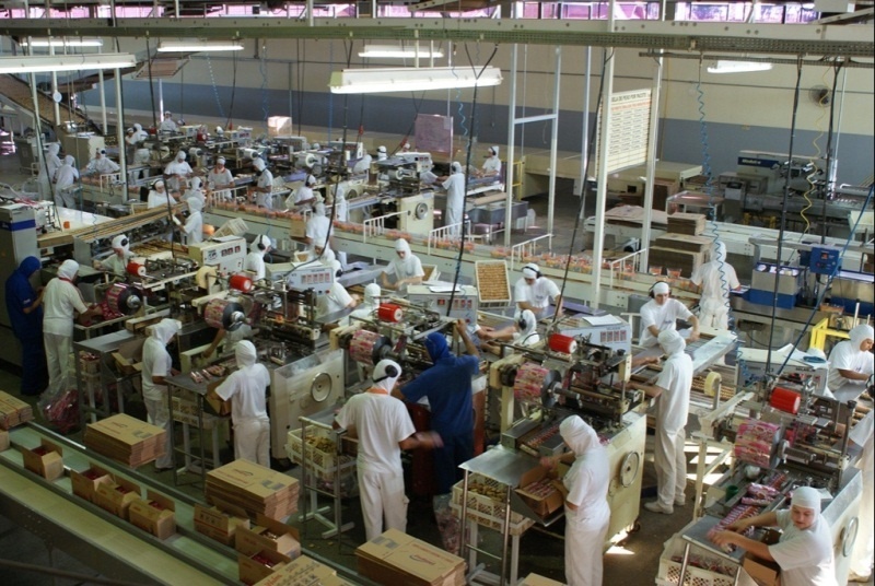 Comissão aprova projeto que desobriga empresas de contratar 2/3 de brasileiros