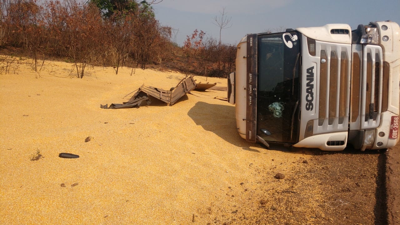 Carretas colidem frontalmente na BR-163 e motorista fica ferido