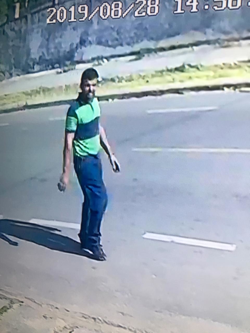 Câmera de segurança flagra homem pulando muro para furtar residência