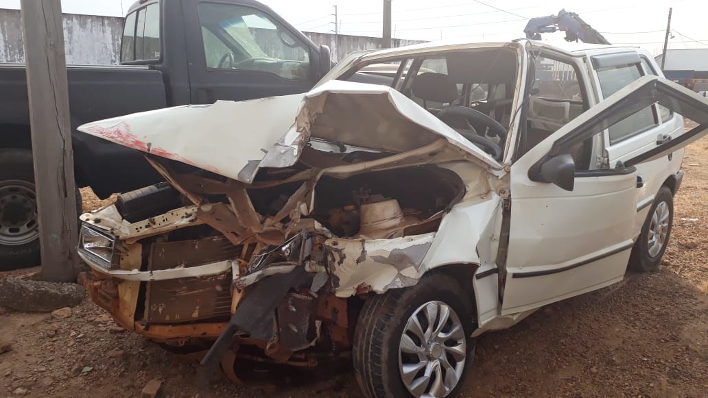 Adolescentes pegam carro escondido e causam acidente em Sinop