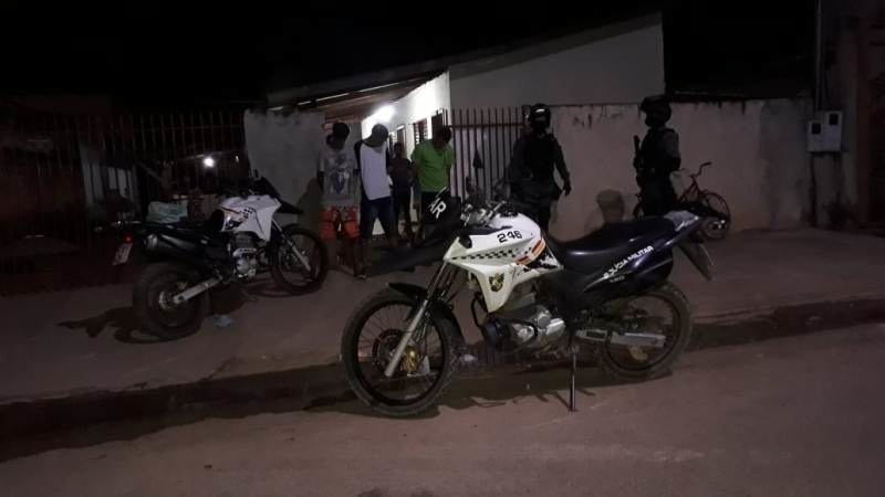 Polícia Militar apreende drogas enterradas em frente à residência