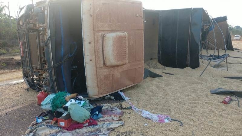 Caminhoneiro fica em estado grave após tombar carreta na MT-220