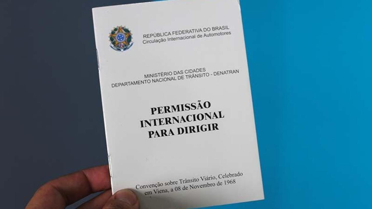 Permissão internacional para dirigir pode ser obtida de forma online