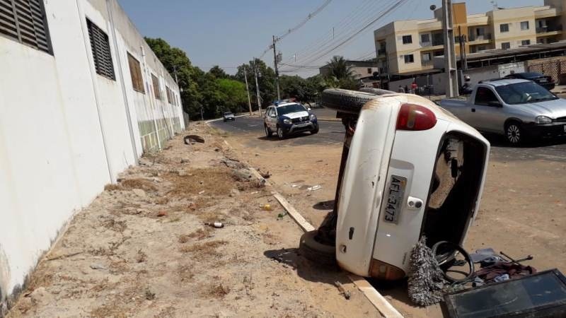 Suspeitos de praticarem crimes em Sinop capotam carro e ficam feridos
