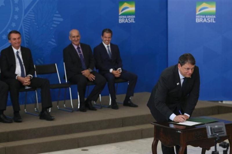 Bolsonaro oficializa concessão de aeroportos de MT
