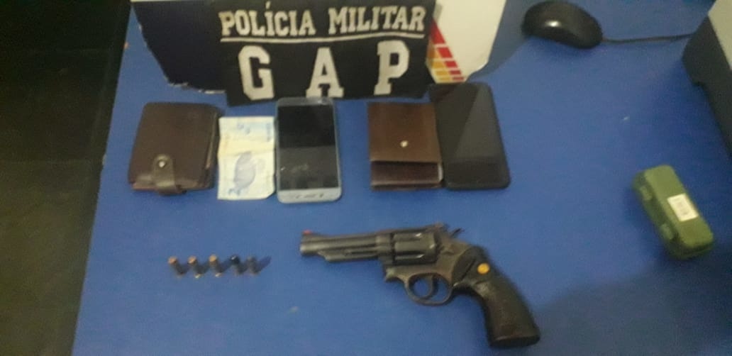 Polícia prende dupla com revólver no Camping Club