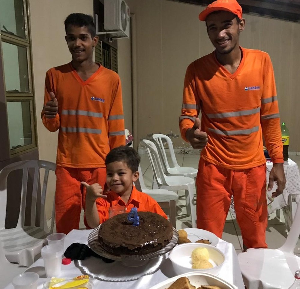 Menino que admira garis ganha festa surpresa da mãe com a presença de trabalhadores