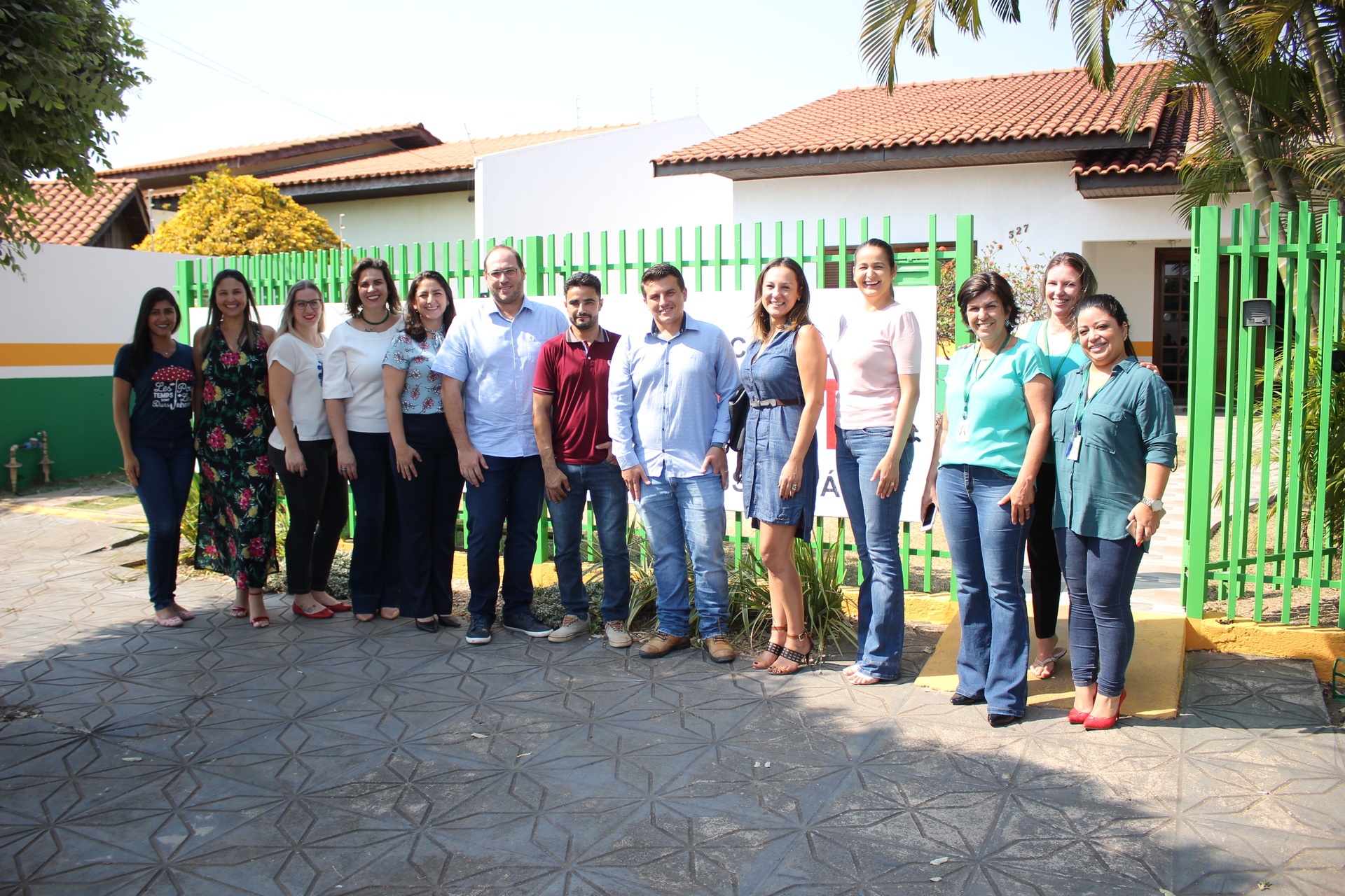 Projeto incentiva crianças a trocar matériais recicláveis por dinheiro fictício