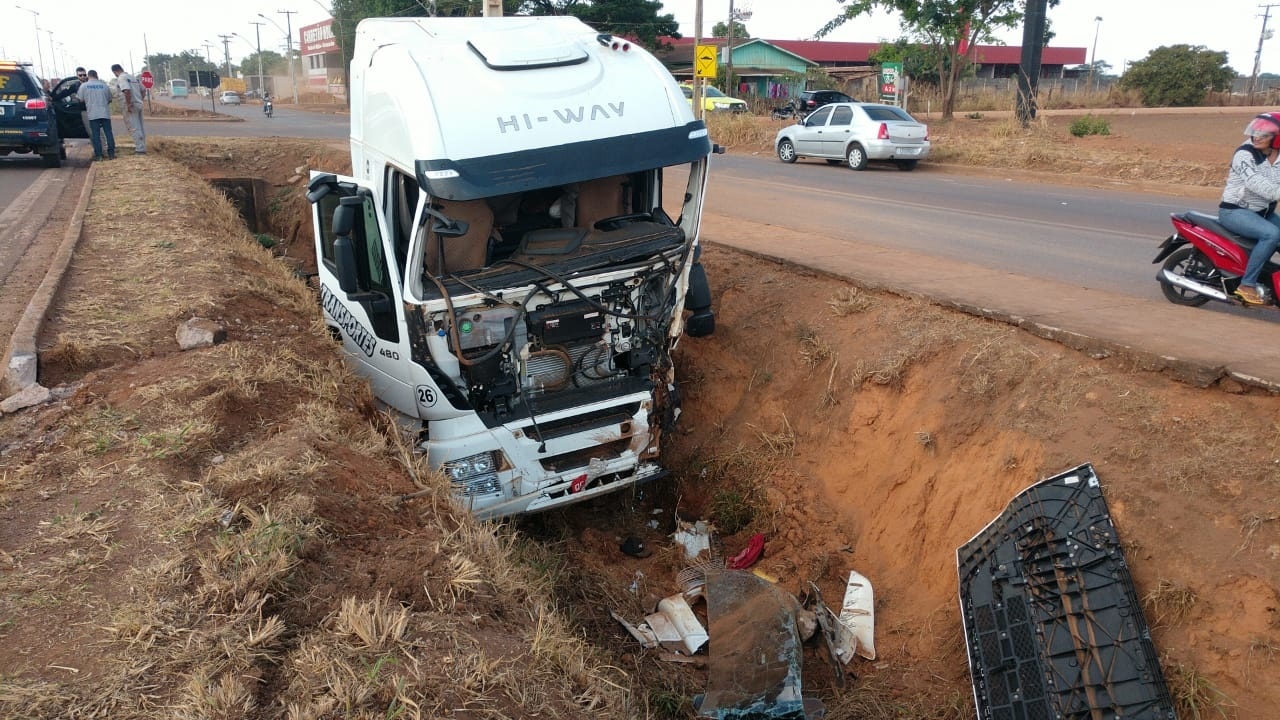 Carreta perde o freio e cai em valeta na BR-163; uma pessoa ficou ferida