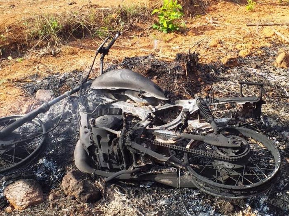 Homem é encontrado morto do lado de moto incendiada