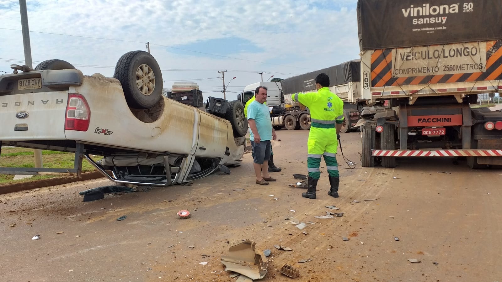 Veículo bate em traseira de carreta na BR-163