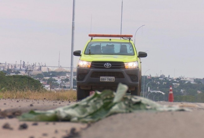 Jovem morre atropelada após supostamente cair de caminhonete em movimento