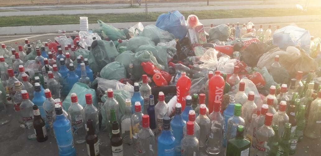 Acadêmicos recolhem lixos de ponto de festa em Sinop para conscientizar