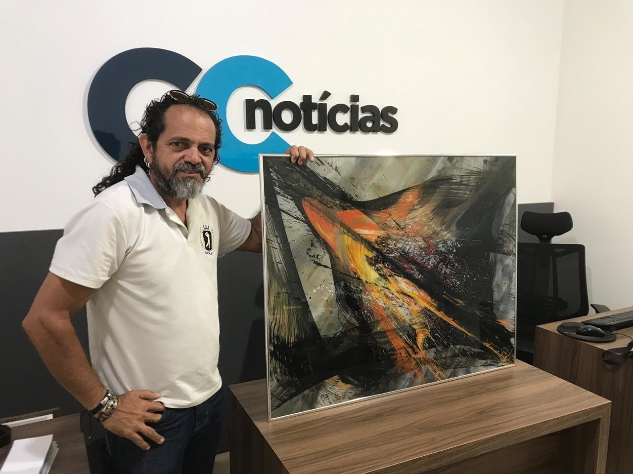 Artista que viaja o Brasil produzindo e comercializando suas obras está em Sinop