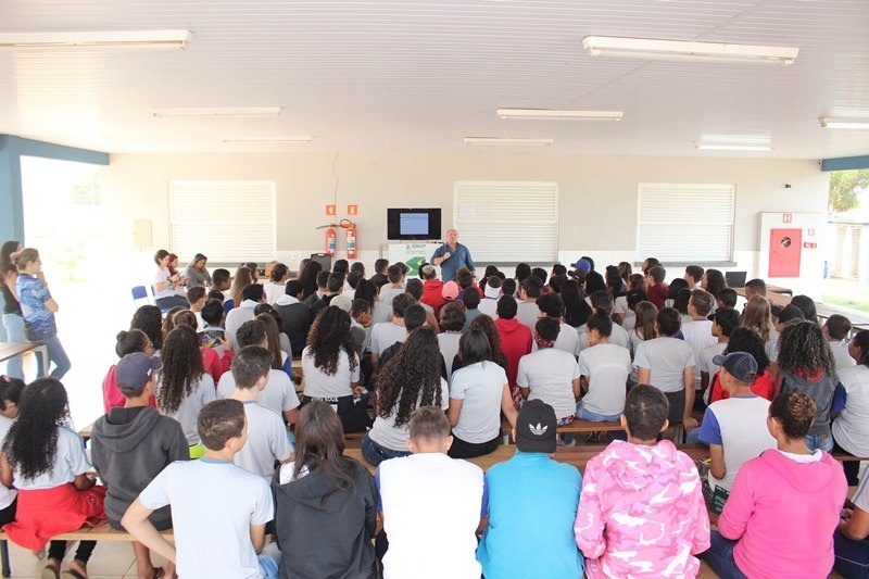 Sine Sinop discute desafios do mercado de trabalho com estudantes de Vera no dia 01/11