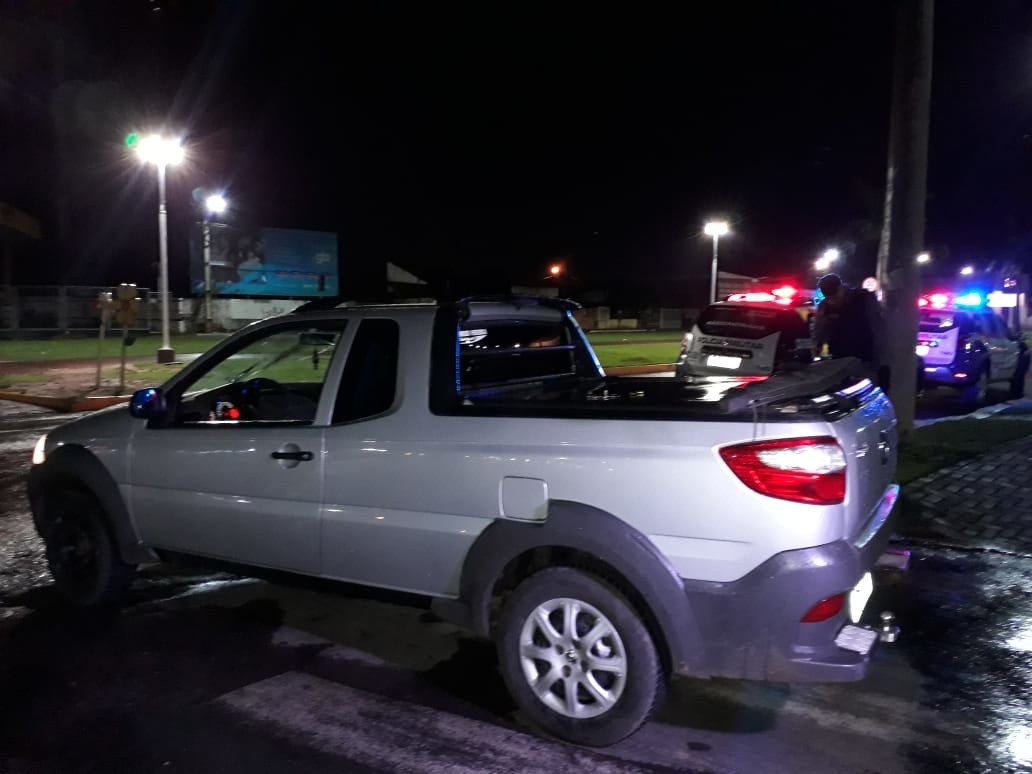 Homem é morto com vários tiros enquanto dirigia