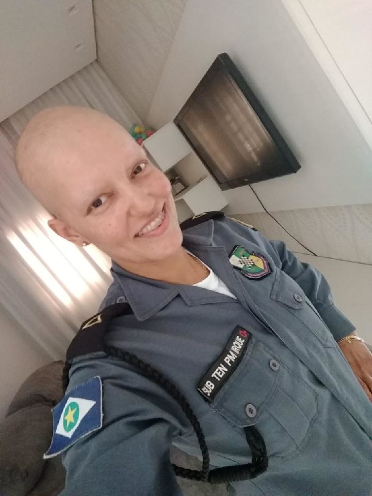 Tenente da PM vence câncer e doa peruca de R$2 mil