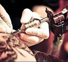 Mãe de adolescente denuncia tatuador por fazer desenho sem autorização