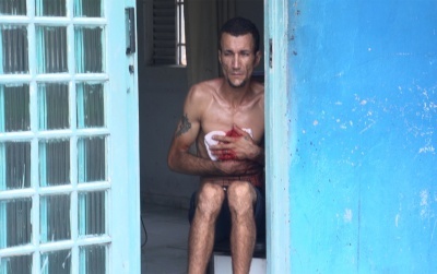 Homem é atacado com golpes de faca enquanto dormia