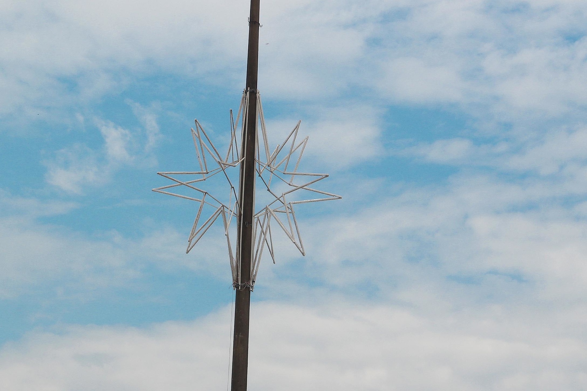 Decoração natalina começa a ser montada nas ruas de Sinop