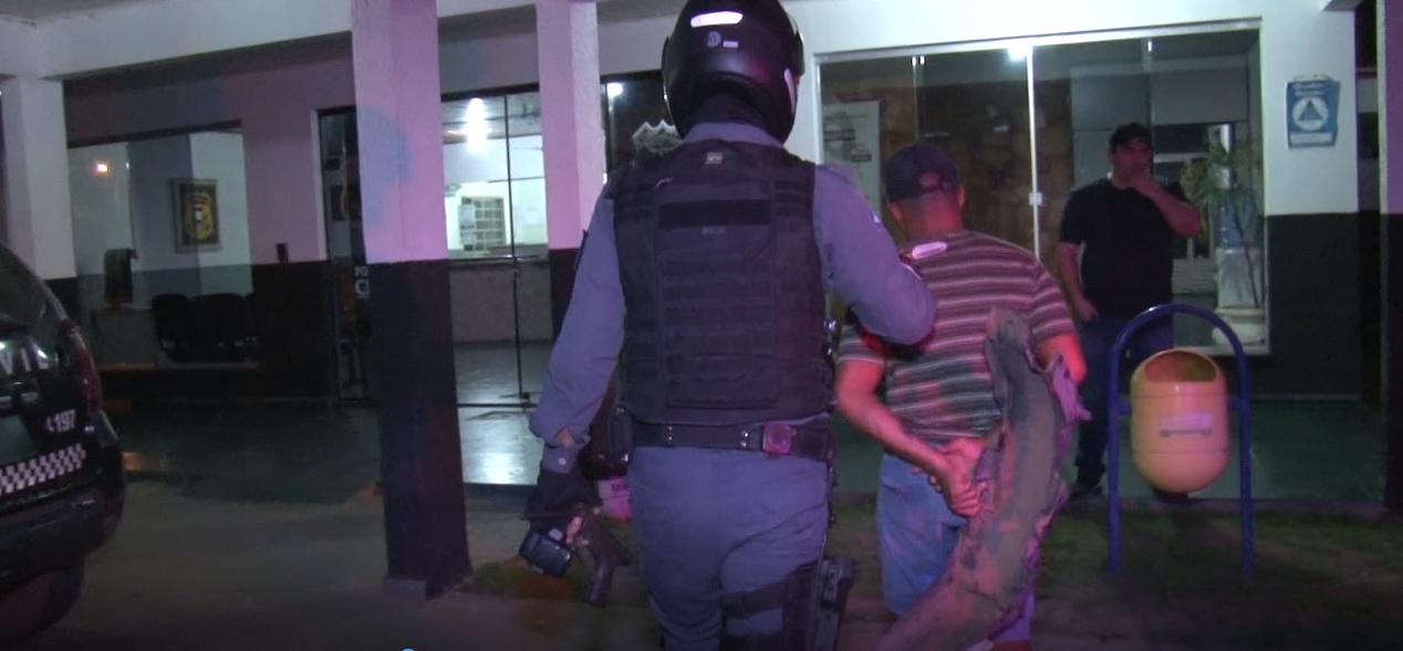 Homem é preso com armas de pressão