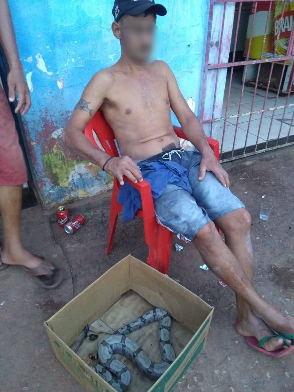 Homem é preso por usar cobra para assustar moradores que passavam na rua em MT