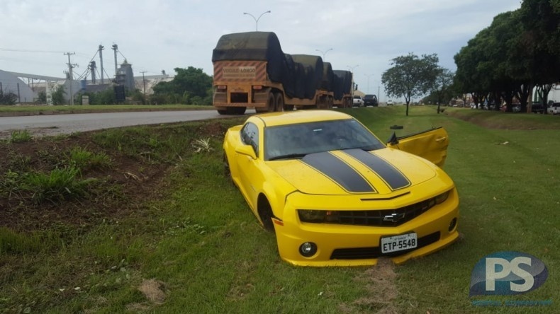 Camaro e carreta se chocam na BR-163