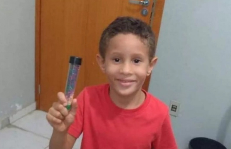 Família espalha cartazes em cidades vizinhas em busca de criança desaparecida