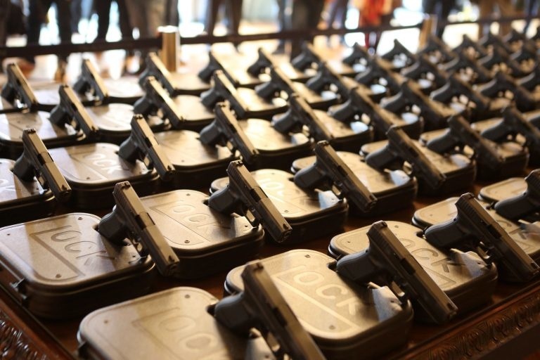 Deputados chamam donos de indústrias de armas para audiência