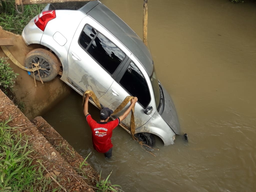 Motorista perde controle de veículo e cai em rio