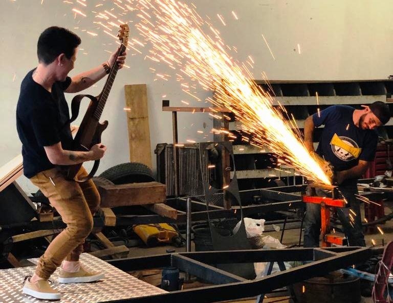 Artista de Sinop monta palco móvel para tocar pelo Brasil