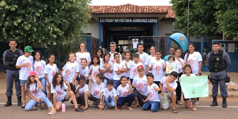 Alunos fazem mobilização sobre prevenção e combate às drogas em Sinop