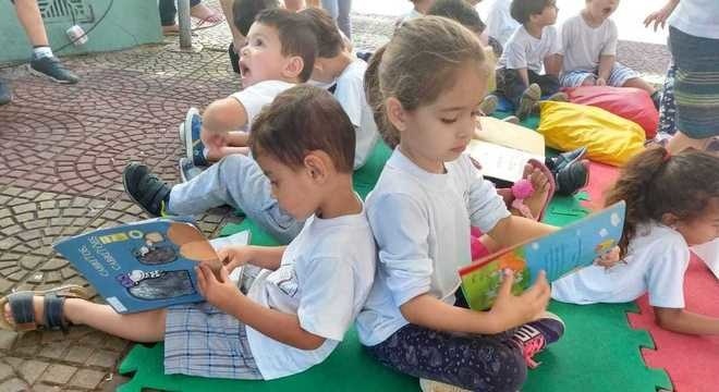 Incentivo à leitura deve começar com os bebês na creche