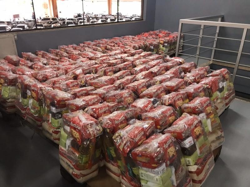 Amigos se unem para doar 500 cestas básicas para famílias carentes